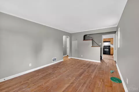 Living - 1398 Adams Rd, Cincinnati, OH 45231 photo 3 of 4