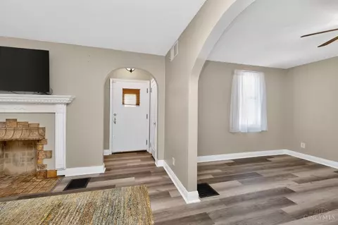 Entry Way - 4545 Carnation Ave, Cincinnati, OH 45238 photo 2 of 6