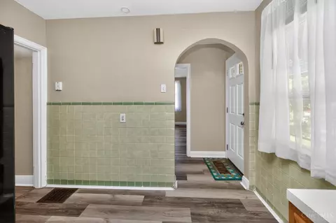 Entry Way - 4545 Carnation Ave, Cincinnati, OH 45238 photo 4 of 6