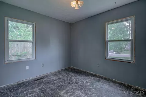 Bedroom - 1050 Garnoa Dr, Cincinnati, OH 45231 photo 4 of 5