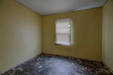 Bedroom - 1050 Garnoa Dr, Cincinnati, OH 45231 photo 1 of 5