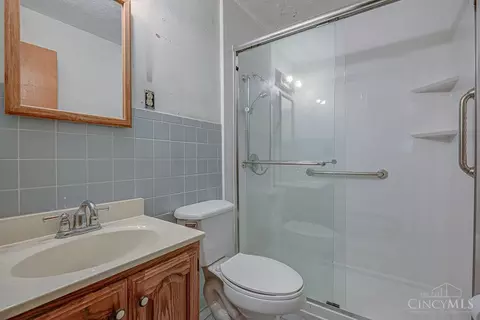 Bath - 1050 Garnoa Dr, Cincinnati, OH 45231 photo 1 of 1