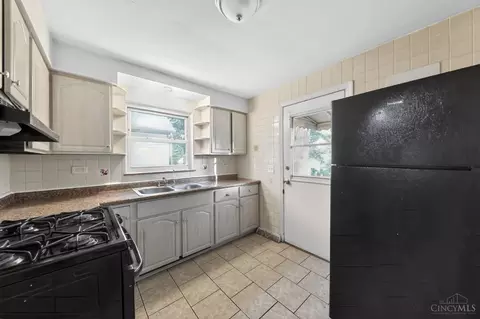 Kitchen - 1290 Norman Ave, Cincinnati, OH 45231 photo 1 of 3