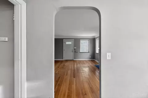 Entry Way - 1290 Norman Ave, Cincinnati, OH 45231 photo 2 of 6