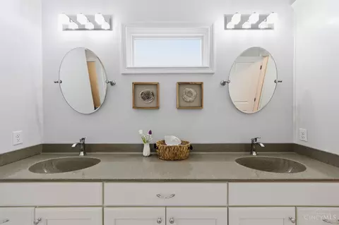 Bath - 7825 Trailwind Dr, Montgomery, OH 45242 photo 3 of 7