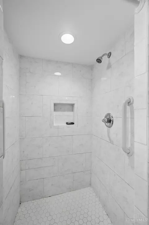 Bath - 3931 Leyman Dr, Cincinnati, OH 45229 photo 5 of 6