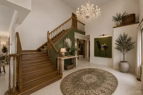 Entry Way - 121 Random Dr, Hamilton, OH 45013 photo 3 of 8