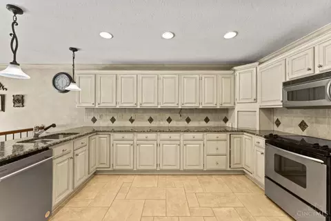 Kitchen - 121 Random Dr, Hamilton, OH 45013 photo 2 of 5