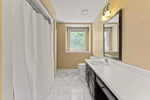 Bath - 121 Random Dr, Hamilton, OH 45013 photo 6 of 9