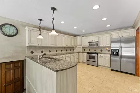 Kitchen - 121 Random Dr, Hamilton, OH 45013 photo 3 of 5