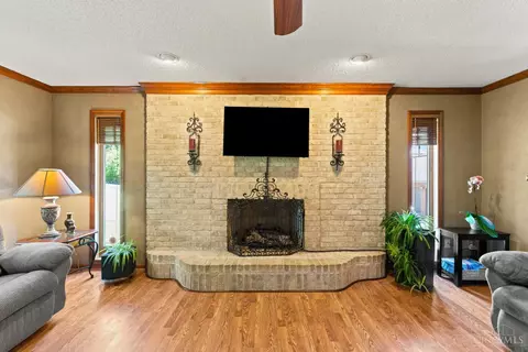 Living - 121 Random Dr, Hamilton, OH 45013 photo 4 of 6