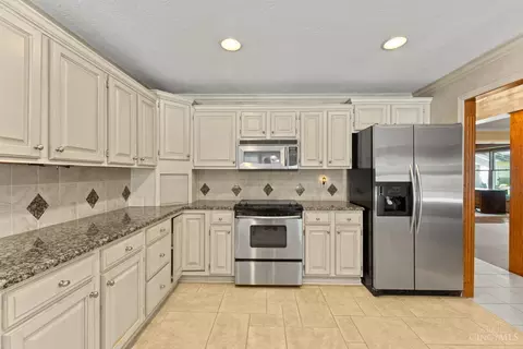 Kitchen - 121 Random Dr, Hamilton, OH 45013 photo 4 of 5