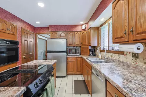 Kitchen - 6709 Devonwood Dr, Cincinnati, OH 45224 photo 5 of 7