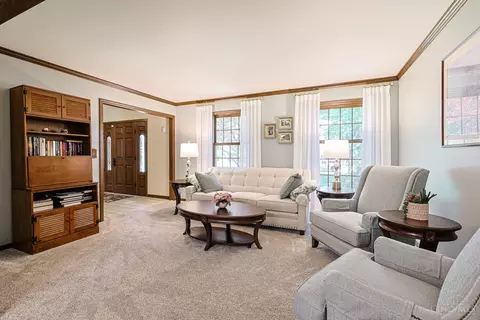 Living - 6709 Devonwood Dr, Cincinnati, OH 45224 photo 3 of 4