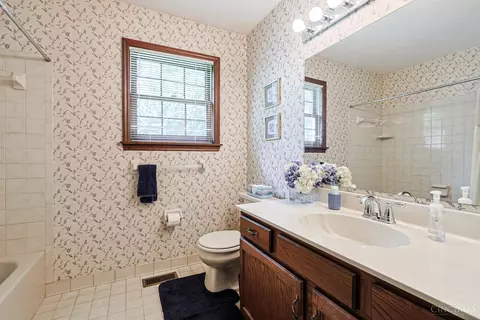 Bath - 6709 Devonwood Dr, Cincinnati, OH 45224 photo 4 of 5