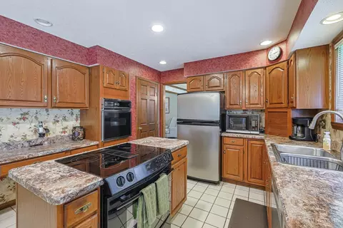 Kitchen - 6709 Devonwood Dr, Cincinnati, OH 45224 photo 4 of 7