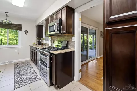 Entry Way - 9367 Sherborn Dr, Cincinnati, OH 45231 photo 3 of 3
