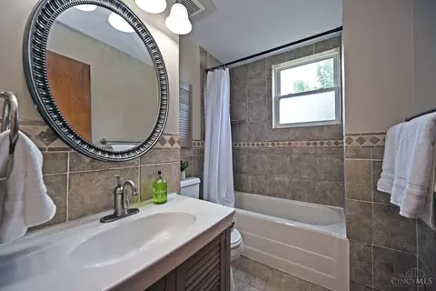Bath - 27 Andover Rd, Greenhills, OH 45218 photo 4 of 4