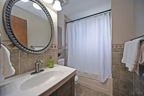 Bath - 27 Andover Rd, Greenhills, OH 45218 photo 3 of 4