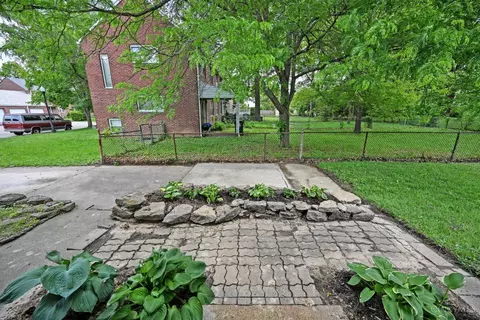 Exterior - 27 Andover Rd, Greenhills, OH 45218 photo 4 of 10