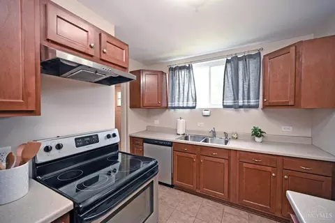 Kitchen - 27 Andover Rd, Greenhills, OH 45218 photo 3 of 4