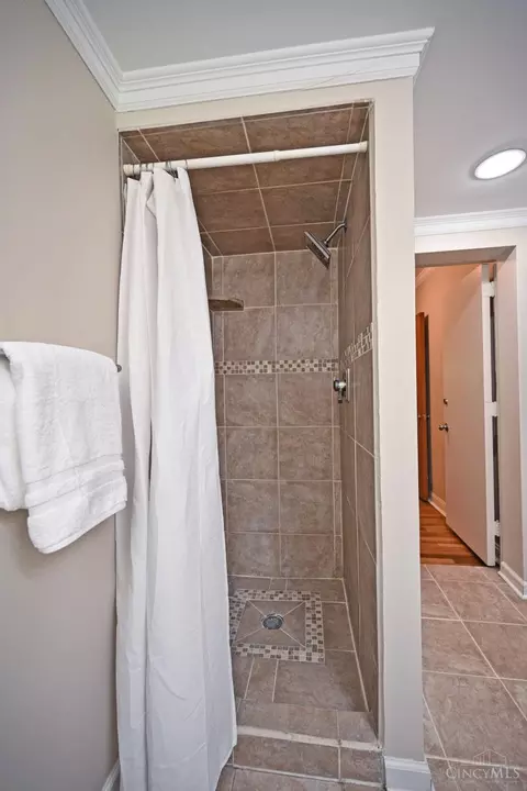 Bath - 27 Andover Rd, Greenhills, OH 45218 photo 2 of 4