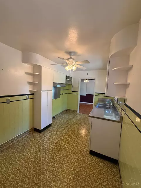Kitchen - 7609 Forest Rd, Cincinnati, OH 45255 photo 2 of 2