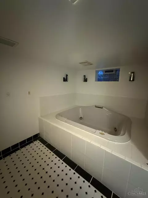 Bath - 7609 Forest Rd, Cincinnati, OH 45255 photo 3 of 4