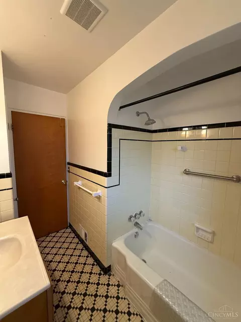 Bath - 7609 Forest Rd, Cincinnati, OH 45255 photo 2 of 4