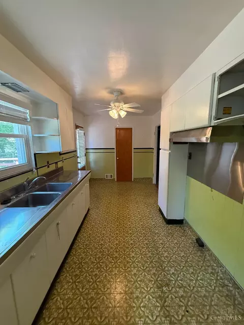 Kitchen - 7609 Forest Rd, Cincinnati, OH 45255 photo 1 of 2