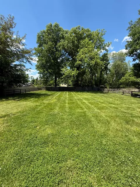 Exterior - 7609 Forest Rd, Cincinnati, OH 45255 photo 6 of 11