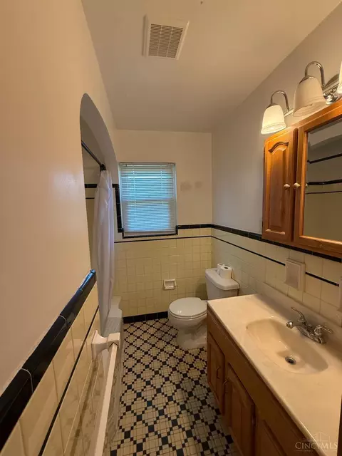 Bath - 7609 Forest Rd, Cincinnati, OH 45255 photo 1 of 4