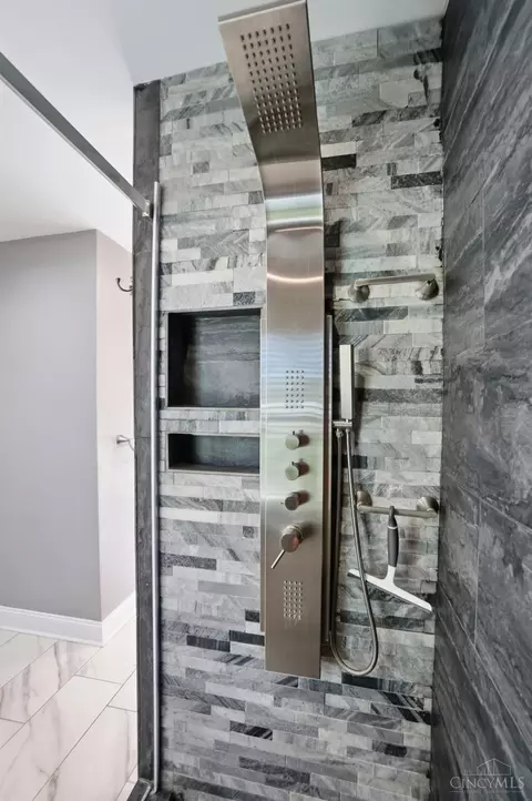 Bath - 3457 Cardiff Ave, Cincinnati, OH 45209 photo 6 of 11