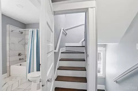 Entry Way - 3457 Cardiff Ave, Cincinnati, OH 45209 photo 5 of 6