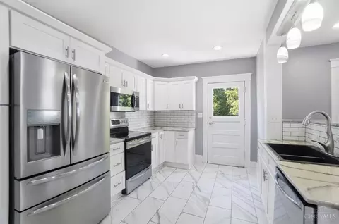 Kitchen - 3457 Cardiff Ave, Cincinnati, OH 45209 photo 2 of 5