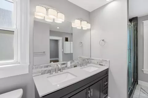 Bath - 3457 Cardiff Ave, Cincinnati, OH 45209 photo 3 of 11