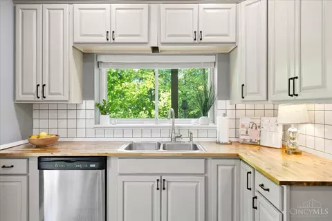 Kitchen - 3760 Hutton St, Cincinnati, OH 45226 photo 1 of 5