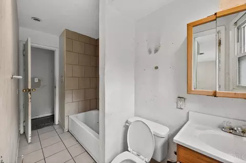 Bath - 1051 Flintlock Dr, Cincinnati, OH 45231 photo 1 of 2
