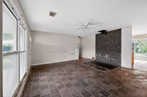 Living - 1051 Flintlock Dr, Cincinnati, OH 45231 photo 3 of 4