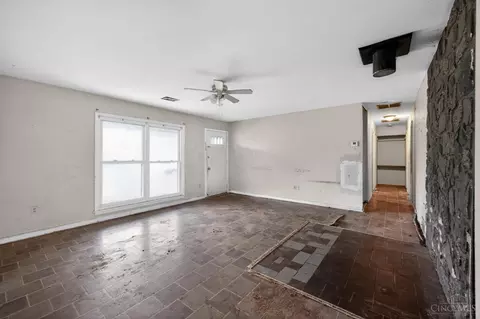 Living - 1051 Flintlock Dr, Cincinnati, OH 45231 photo 2 of 4