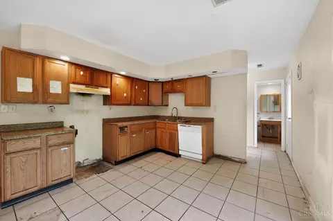 Kitchen - 1051 Flintlock Dr, Cincinnati, OH 45231 photo 3 of 4