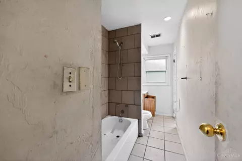 Bath - 1051 Flintlock Dr, Cincinnati, OH 45231 photo 2 of 2