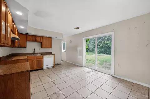 Kitchen - 1051 Flintlock Dr, Cincinnati, OH 45231 photo 2 of 4