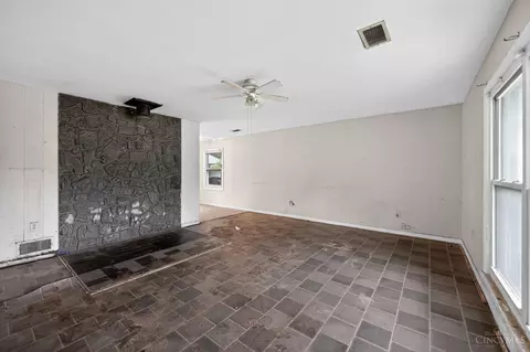 Living - 1051 Flintlock Dr, Cincinnati, OH 45231 photo 4 of 4