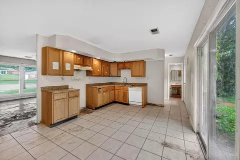 Kitchen - 1051 Flintlock Dr, Cincinnati, OH 45231 photo 4 of 4