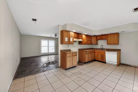 Kitchen - 1051 Flintlock Dr, Cincinnati, OH 45231 photo 1 of 4