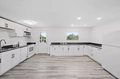Kitchen - 1852 Lewiston Ct, Forest Park, OH 45240 photo 2 of 7