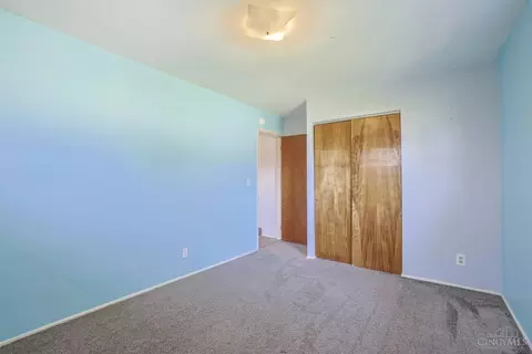 Bedroom - 595 Libbejo Dr, Cincinnati, OH 45233 photo 6 of 8