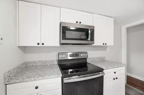 Kitchen - 9808 Daly Rd, Cincinnati, OH 45231 photo 5 of 6