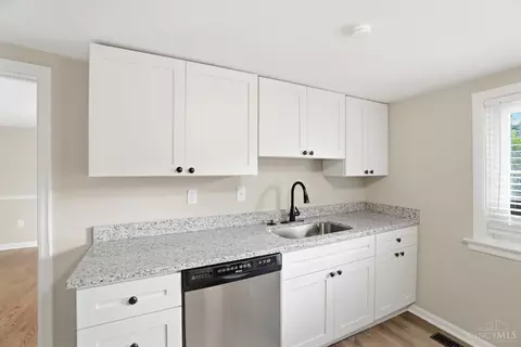 Kitchen - 9808 Daly Rd, Cincinnati, OH 45231 photo 3 of 6